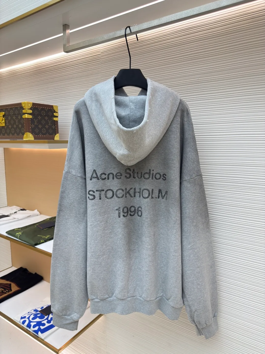 Acne Studios 1996 distressed printed hooded sweatshirt ●Authentic product: Purchased and developed by 2259 ●Item number: 1680614-A85 ●Fabric: pure cotton fabric ●Technology: printing production ●Version: loose fit ●Weight: about 915 grams ●Size: S-M-L-XL ●Description: The fabric is made of custom-made pure cotton, washed with distressed and dirty gradient techniques, printed on the back, and the overall wiring is straight and delicate. The fabric is comfortable and soft, with consistent colors and no color difference. It can be matched with the same style to create a fashionable look and control various occasions. Customized accessories, complete with three standards, same style for men and women!